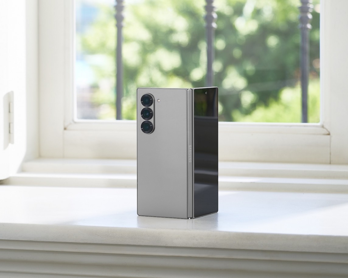 Việc ra mắt sản phẩm mới của Samsung nhằm cạnh tranh cùng với Apple.; Việc ra mắt sản phẩm mới của Samsung nhằm cạnh tranh cùng với Apple.;