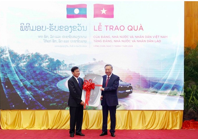 Chủ tịch nước Tô Lâm trao tượng trưng chìa khóa 20 xe điện Việt Nam tặng Lào cho nhà lãnh đạo Lào - Ảnh: TTXVN Chủ tịch nước Tô Lâm trao tượng trưng chìa khóa 20 xe điện Việt Nam tặng Lào cho nhà lãnh đạo Lào - Ảnh: TTXVN