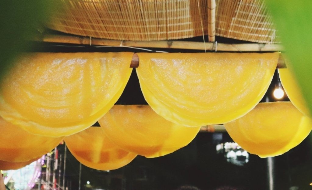 Người làm dùng que gỗ nhấc những tấm bánh phở hình tròn đã chín khỏi mặt nồi hấp và phơi trên sào tre trong 3 – 6 phút, chờ nguội. Ảnh discoverhagiang.com Người làm dùng que gỗ nhấc những tấm bánh phở hình tròn đã chín khỏi mặt nồi hấp và phơi trên sào tre trong 3 – 6 phút, chờ nguội. Ảnh discoverhagiang.com