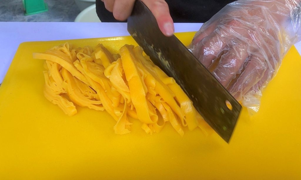 Bánh phở nguội được gấp thành miếng hình chữ nhật, thái sợi. Ảnh discoverhagiang.com Bánh phở nguội được gấp thành miếng hình chữ nhật, thái sợi. Ảnh discoverhagiang.com