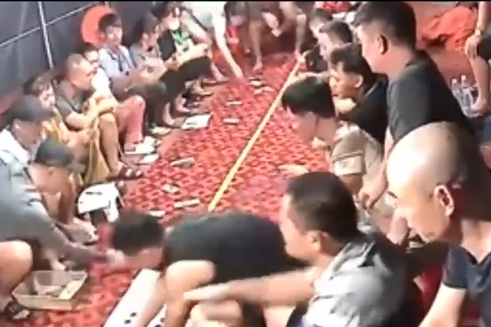 Công an Hà Nam vừa triệt phá thành công sới bạc khủng trên những con tàu 'ma' giữa sông Hồng. Công an Hà Nam vừa triệt phá thành công sới bạc khủng trên những con tàu 'ma' giữa sông Hồng.