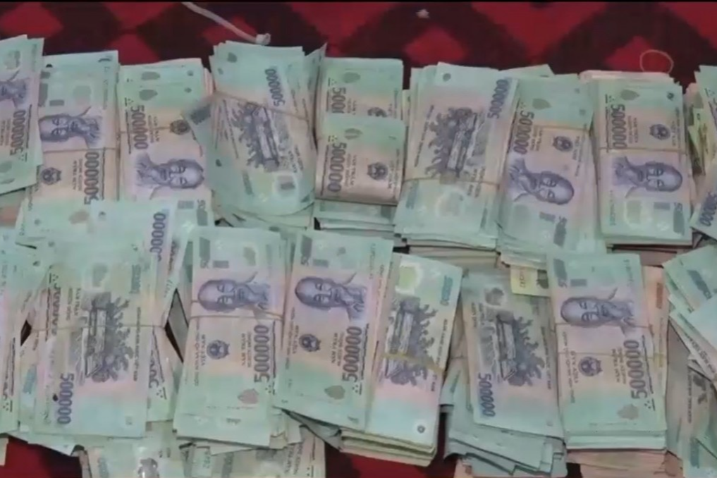 Bước đầu xác định, sới bạc này mỗi đêm sát phạt nhau quy mô có thể vài tỷ hoặc lên đến hàng chục tỷ đồng (Ảnh: VTV) Bước đầu xác định, sới bạc này mỗi đêm sát phạt nhau quy mô có thể vài tỷ hoặc lên đến hàng chục tỷ đồng (Ảnh: VTV)