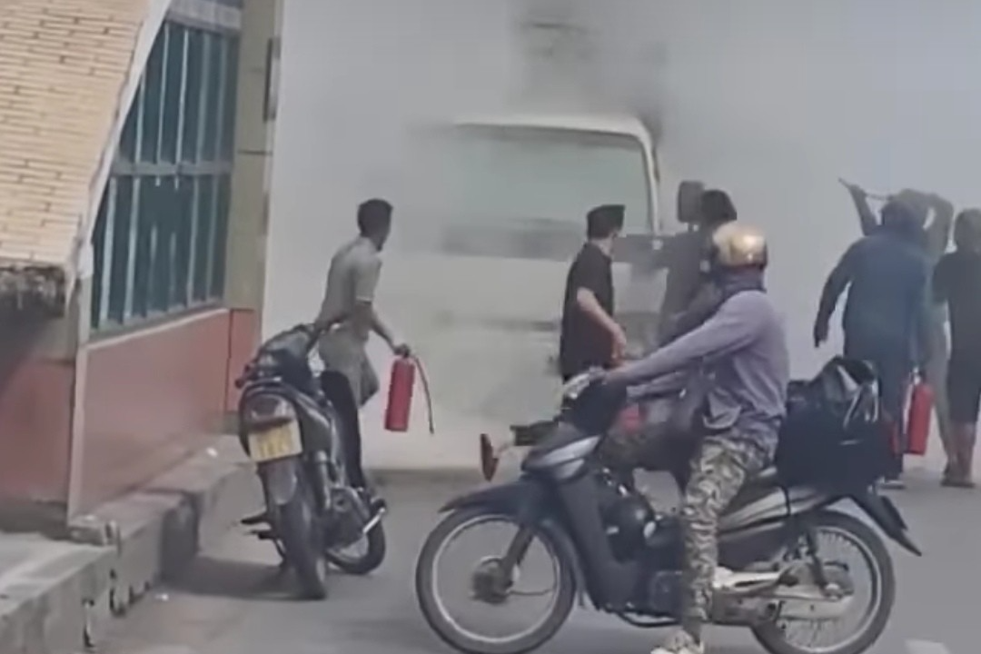 Hà Nội: Chiếc xe tải vừa đi vừa bốc cháy, hàng chục người lao vào dập lửa