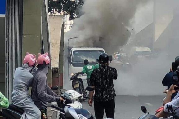 Hà Nội: Chiếc xe tải vừa đi vừa bốc cháy, hàng chục người lao vào dập lửa