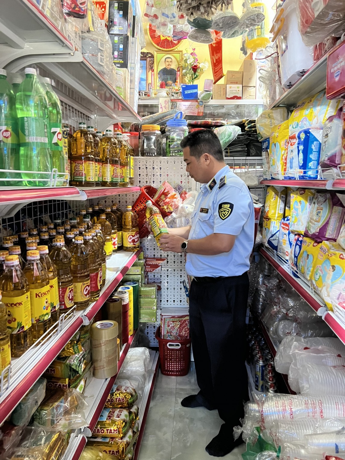 Lực lượng Quản lý thị trường tỉnh Bạc Liêu, kiểm tra đột xuất đối vớí Hộ kinh doanh tạp hóa (Ảnh Lực lượng Quản lý thị trường tỉnh Bạc Liêu, kiểm tra đột xuất đối vớí Hộ kinh doanh tạp hóa (Ảnh