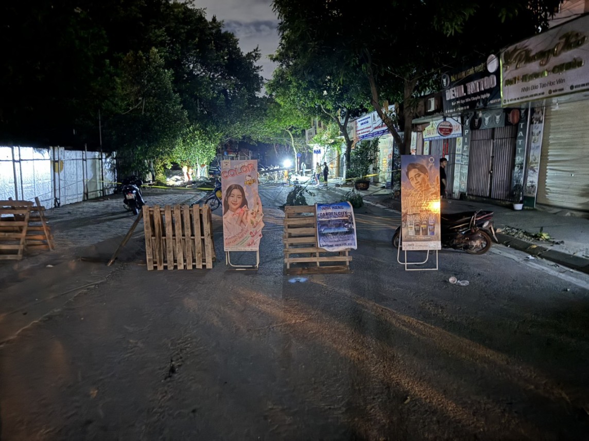 Hà Nội: Xe tải kéo đổ cột điện, nhân viên điện lực trắng đêm khắc phục sự cố Hà Nội: Xe tải kéo đổ cột điện, nhân viên điện lực trắng đêm khắc phục sự cố