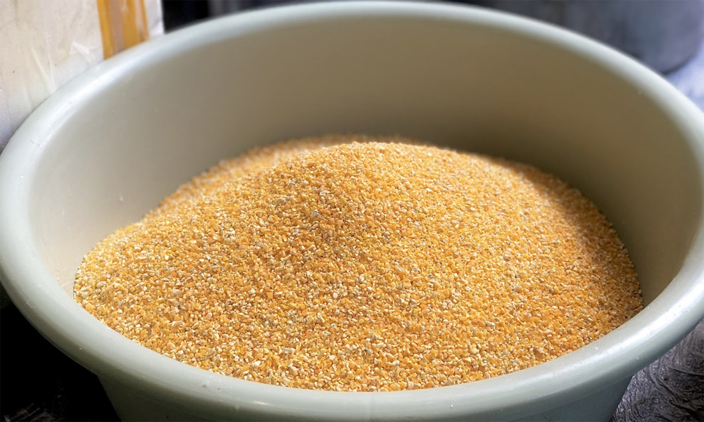 Ngô nghiền xơ đãi sạch rồi ngâm 8 tiếng cho ngô nở ra Ngô nghiền xơ đãi sạch rồi ngâm 8 tiếng cho ngô nở ra