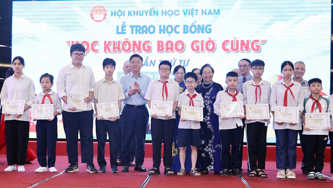 Việc biểu dương, tặng học bổng cho các em học sinh, sinh viên có nhiều cố gắng khắc phục khó khăn, vượt lên hoàn cảnh để học tập, tu dưỡng tốt, người lớn do tự học, tự nghiên cứu có nhiều sáng kiến áp dụng vào sản xuất-kinh doanh - Ảnh: VGP/Đức Tuân Việc biểu dương, tặng học bổng cho các em học sinh, sinh viên có nhiều cố gắng khắc phục khó khăn, vượt lên hoàn cảnh để học tập, tu dưỡng tốt, người lớn do tự học, tự nghiên cứu có nhiều sáng kiến áp dụng vào sản xuất-kinh doanh - Ảnh: VGP/Đức Tuân