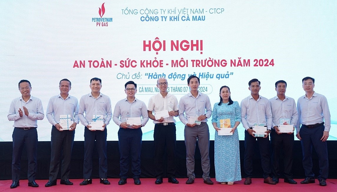 Khen thưởng các điển hình xuất sắc trong công tác AT-SK-MT năm 2023 Khen thưởng các điển hình xuất sắc trong công tác AT-SK-MT năm 2023