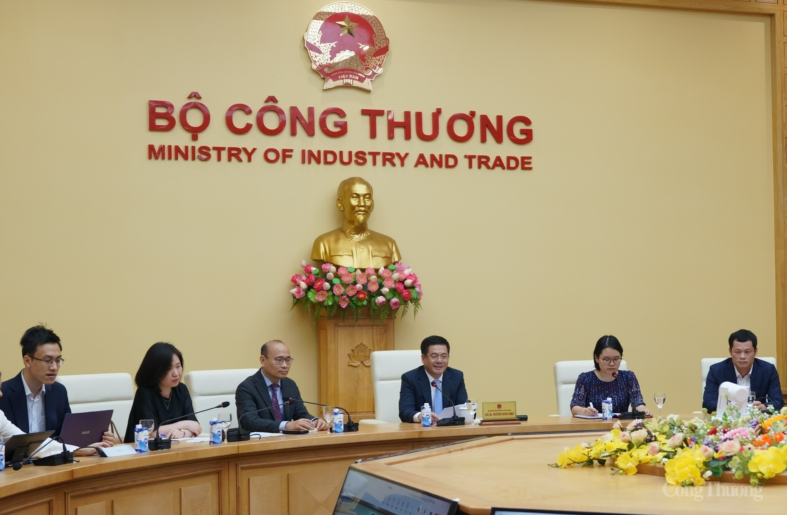 Bộ trưởng Bộ Công Thương Nguyễn Hồng Diên làm việc trực tuyến với Quốc vụ khanh Bộ Kinh tế UAE Bộ trưởng Bộ Công Thương Nguyễn Hồng Diên làm việc trực tuyến với Quốc vụ khanh Bộ Kinh tế UAE