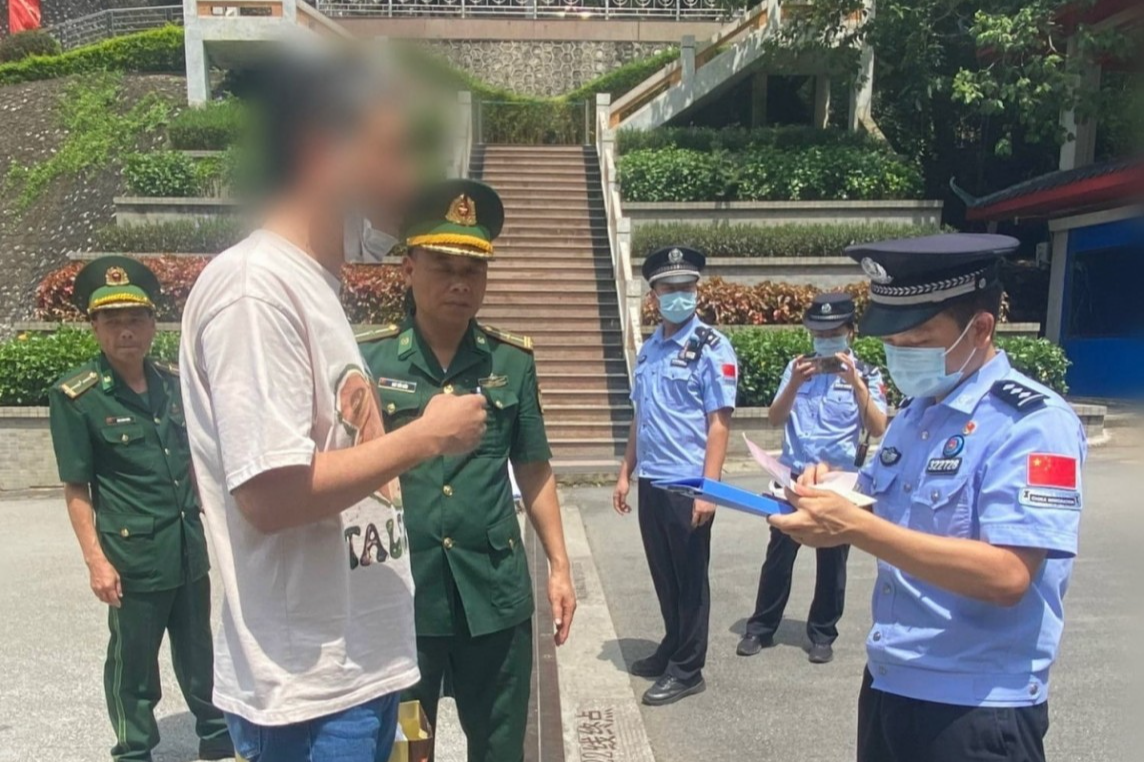 Cơ quan chức năng Việt Nam bàn giao đối tượng Fang Liang (áo trắng) cho phía Trung Quốc.