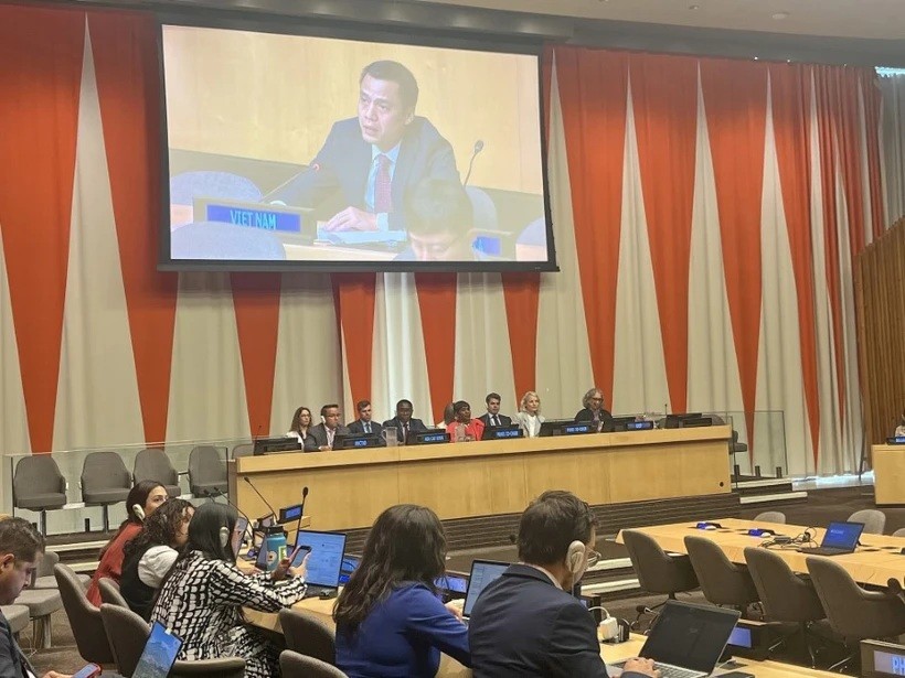Đại sứ Đặng Hoàng Giang, Trưởng Phái đoàn Thường trực Việt Nam tại Liên Hợp Quốc, phát biểu tại phiên họp. Ảnh: Thanh Tuấn/TTXVN Đại sứ Đặng Hoàng Giang, Trưởng Phái đoàn Thường trực Việt Nam tại Liên Hợp Quốc, phát biểu tại phiên họp. Ảnh: Thanh Tuấn/TTXVN