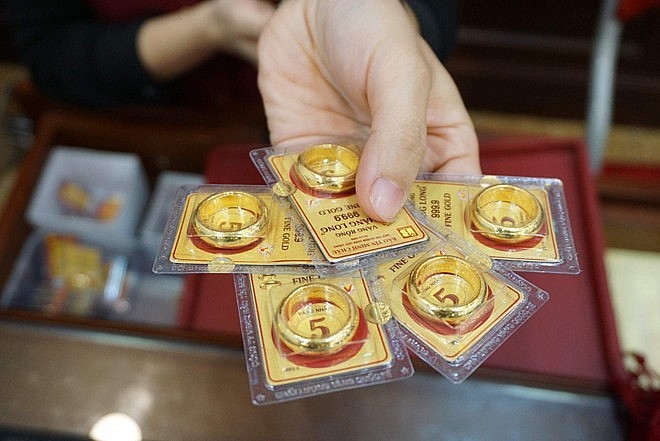 Vàng nhẫn lần đầu tiên vượt vàng miếng SJC: Cơ hội mua vào hay bán ra? Vàng nhẫn lần đầu tiên vượt vàng miếng SJC: Cơ hội mua vào hay bán ra?