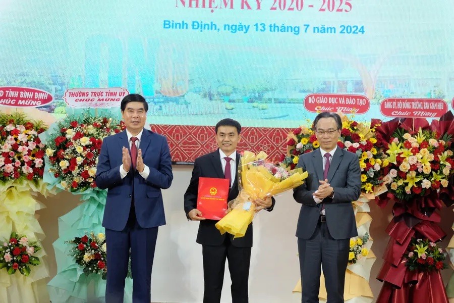 PGS.TS Đoàn Đức Tùng làm Hiệu trưởng Trường Đại học Quy Nhơn PGS.TS Đoàn Đức Tùng làm Hiệu trưởng Trường Đại học Quy Nhơn