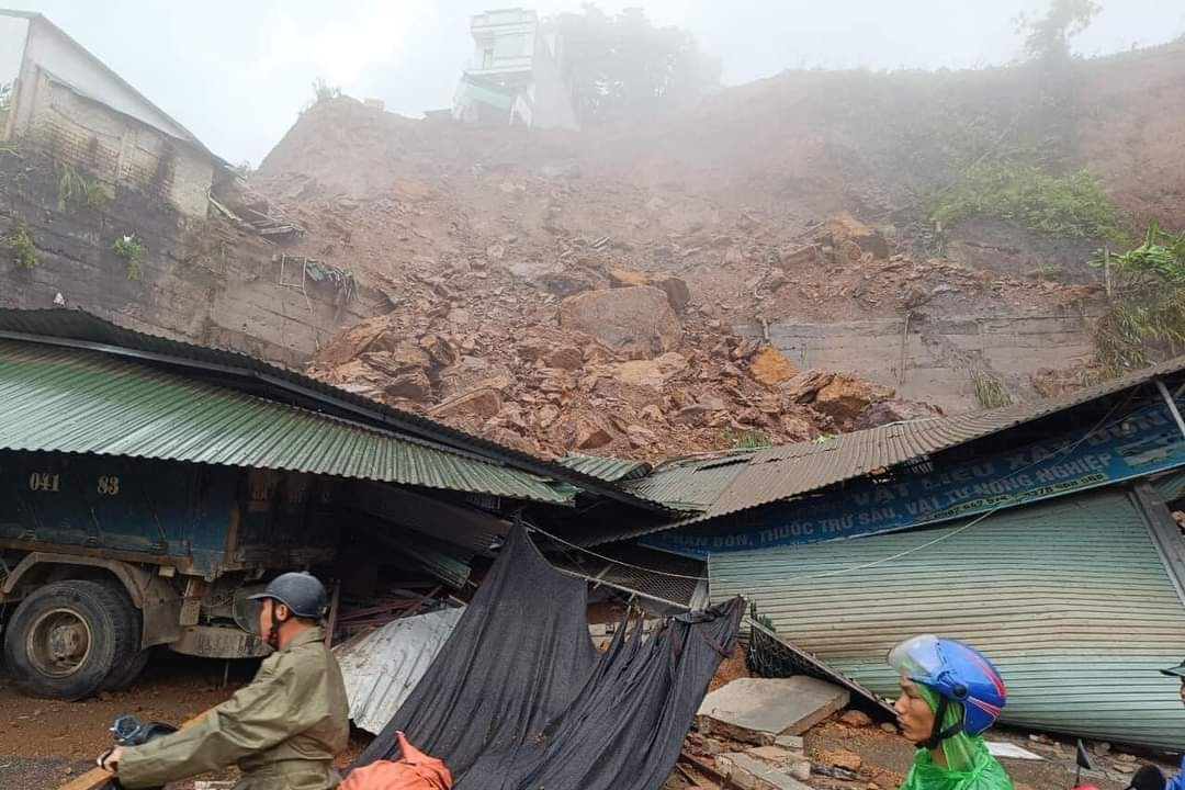 Sạt lở ở Hà Giang sáng nay khiến một nhà xưởng bị vùi lấp, nhiều người phải di dời khẩn cấp (Ảnh: Người dân cung cấp). Sạt lở ở Hà Giang sáng nay khiến một nhà xưởng bị vùi lấp, nhiều người phải di dời khẩn cấp (Ảnh: Người dân cung cấp).