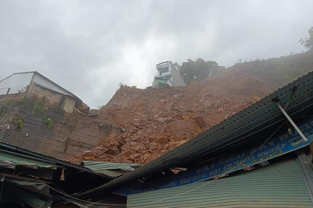 Sạt lở khiến nhà dân bên cạnh bị nghiêng đe dọa đến tính mạng người dân (Ảnh: Người dân cung cấp). Sạt lở khiến nhà dân bên cạnh bị nghiêng đe dọa đến tính mạng người dân (Ảnh: Người dân cung cấp).