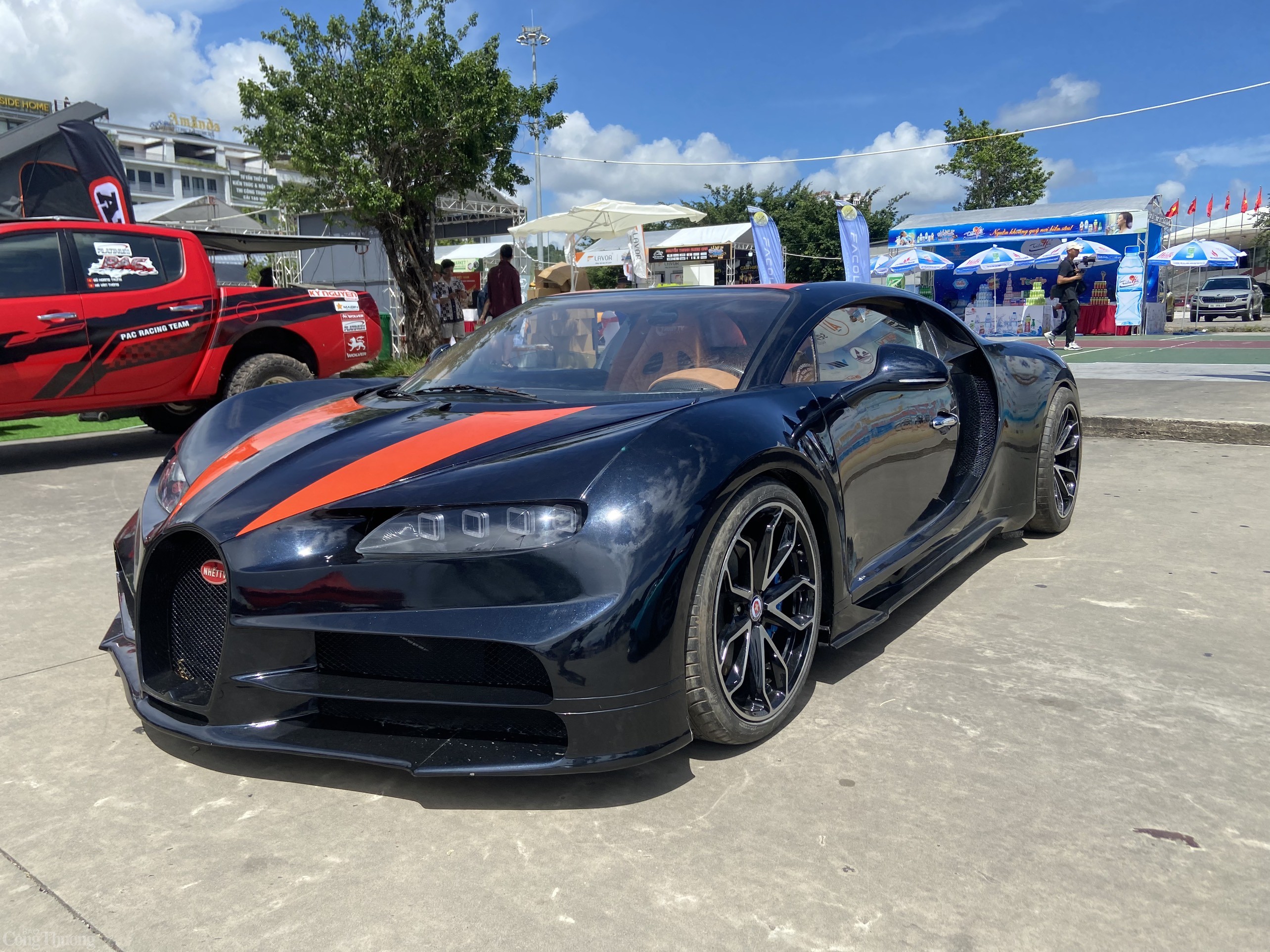 Bugatti Chiron tự chế có ngoại hình tương đương với sản phẩm nguyên bản từ thương hiệu siêu xe Pháp. Bugatti Chiron tự chế có ngoại hình tương đương với sản phẩm nguyên bản từ thương hiệu siêu xe Pháp.