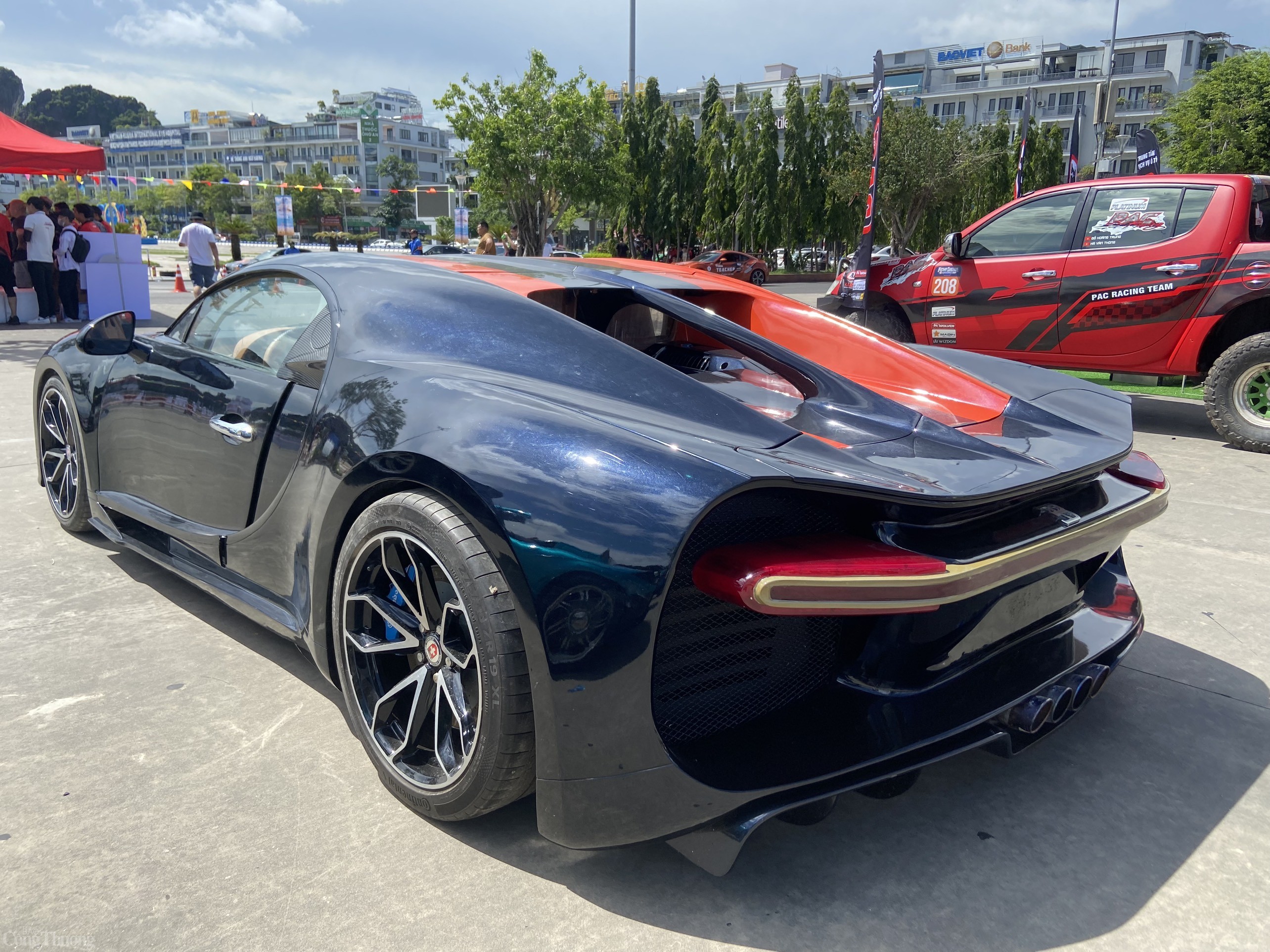 Cận cảnh chiếc Buggati Chiron được chế tạo từ những vật liệu thông dụng. Ảnh: Trần Đình. Cận cảnh chiếc Buggati Chiron được chế tạo từ những vật liệu thông dụng. Ảnh: Trần Đình.