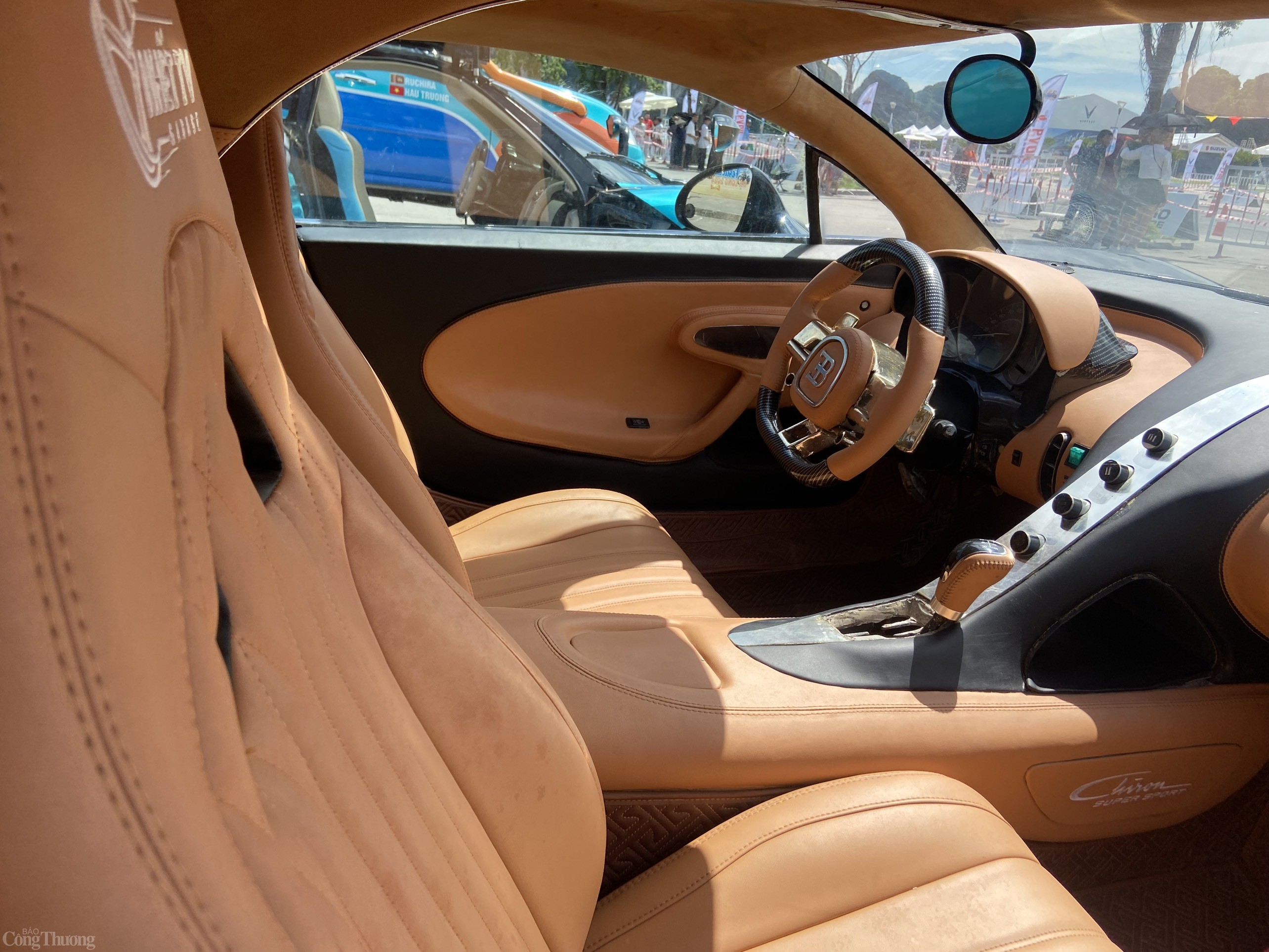 Nội thất sang trọng của Bugatti Chiron của nhóm bạn Gen Z. Ảnh: Trần Đình, Nội thất sang trọng của Bugatti Chiron của nhóm bạn Gen Z. Ảnh: Trần Đình,