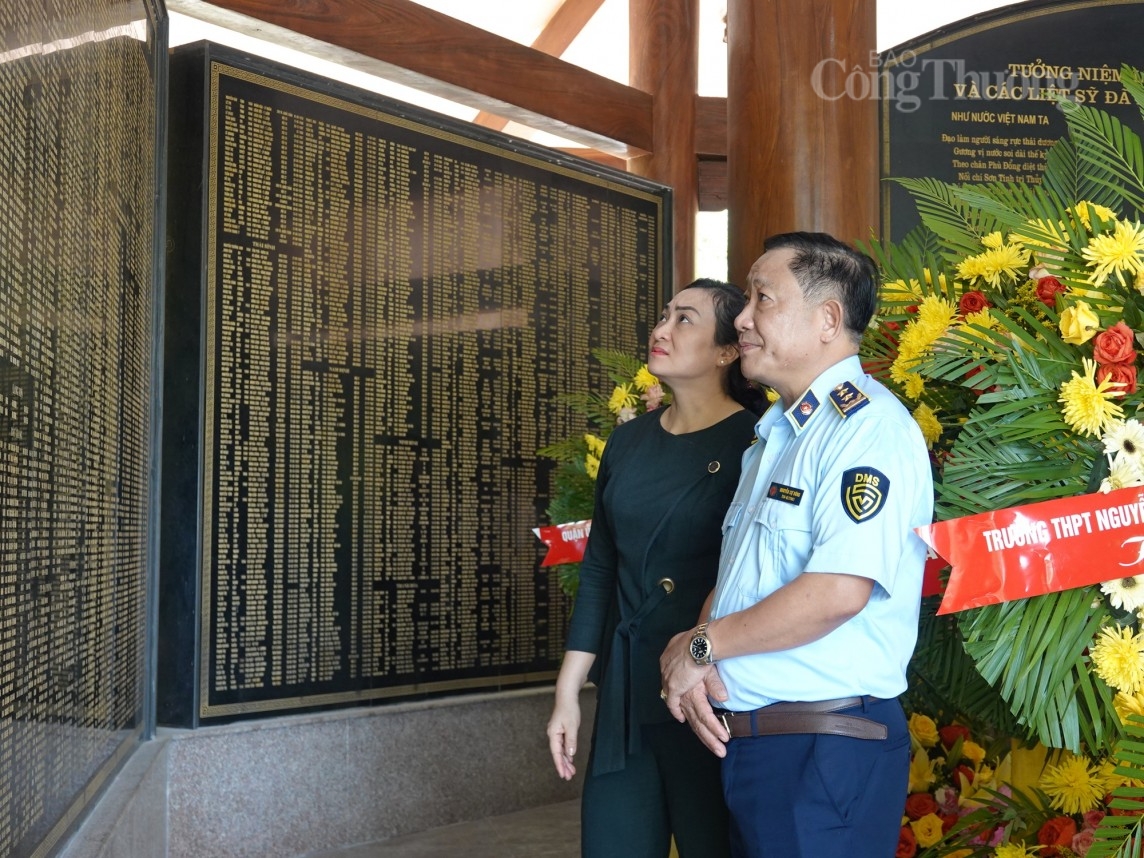 Thứ trưởng Phan Thị Thắng dâng hương, dâng hoa tại Khu di tích Kim Liên và Ngã ba Đồng Lộc