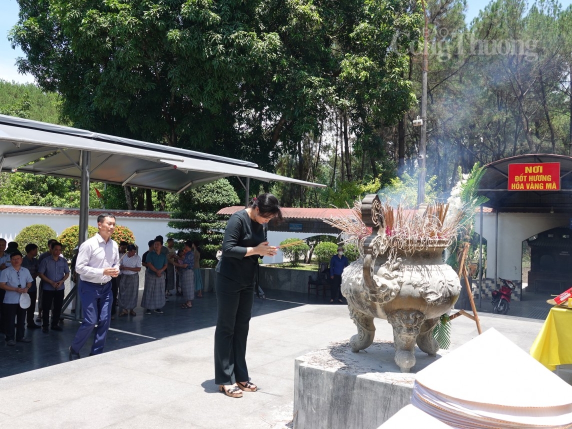 Thứ trưởng Phan Thị Thắng dâng hương, dâng hoa tại Khu di tích Kim Liên và Ngã ba Đồng Lộc