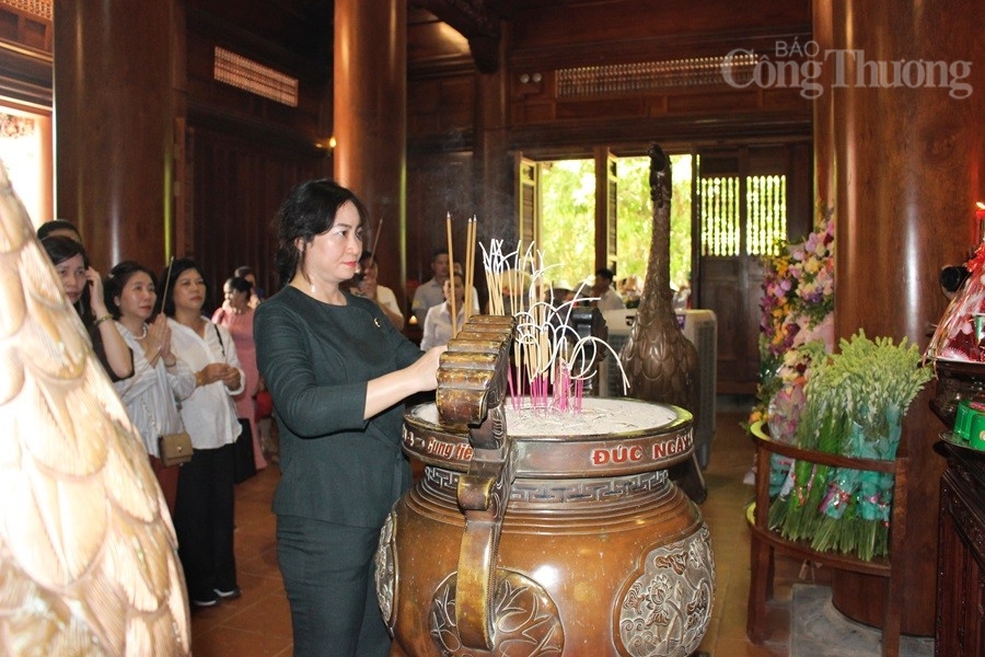 Thứ trưởng Phan Thị Thắng dâng hương, dâng hoa tại Khu di tích Kim Liên và Ngã ba Đồng Lộc