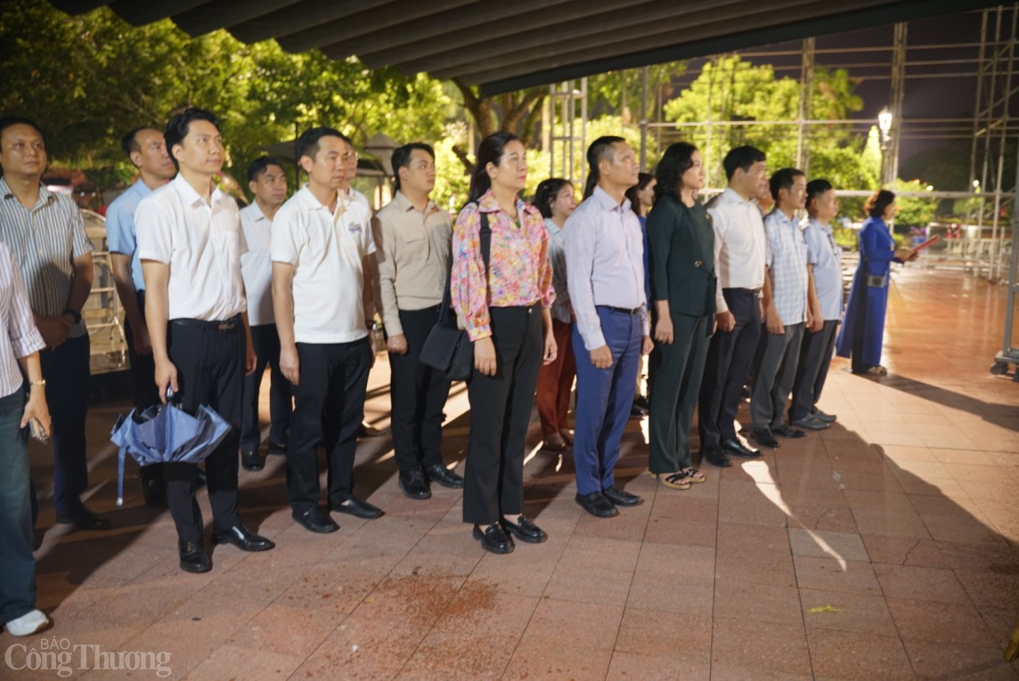 undefined Dâng hương tại nơi yên nghỉ của Đại tướng Võ Nguyên Giáp