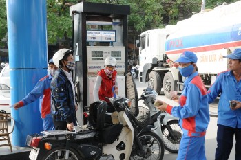 Giá xăng dầu hôm nay ngày 20/7/2024: Giá dầu thế giới “rơi thẳng đứng” xuống mức thấp nhất trong một tháng