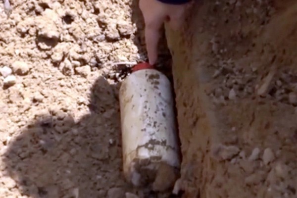 Chai xyanua được Bích chôn giấu trong nghĩa trang. Chai xyanua được Bích chôn giấu trong nghĩa trang.