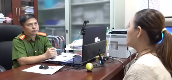 Điều tra viên lấy lời khai của Bích. Điều tra viên lấy lời khai của Bích.