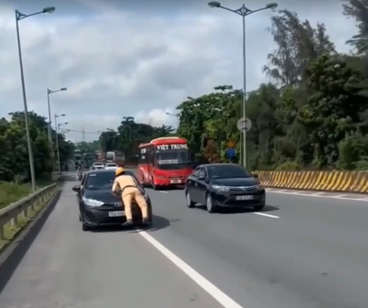 Từ vụ việc lái xe hất cảnh sát lên capo ở Hải Phòng hành vi này bị xử lý như thế nào? Từ vụ việc lái xe hất cảnh sát lên capo ở Hải Phòng hành vi này bị xử lý như thế nào?