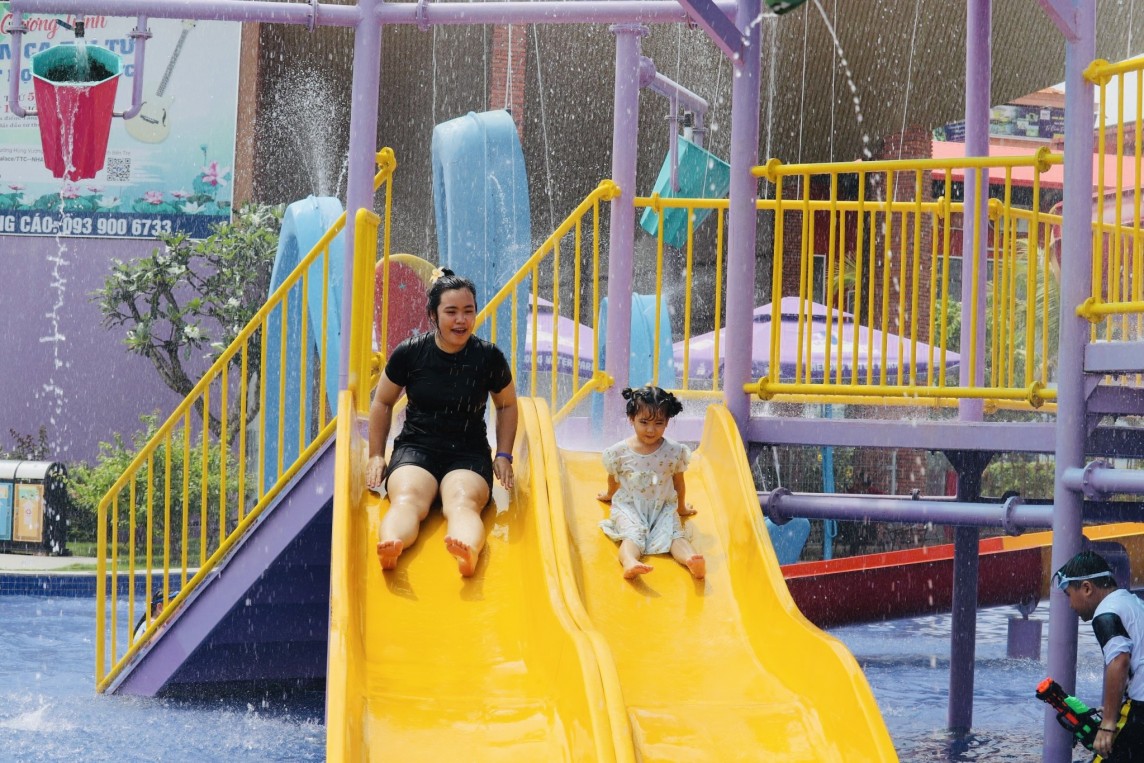 Đông đảo phụ huynh và các em thiếu nhi đến vui chơi TTC Mekong Aqua Park. Đông đảo phụ huynh và các em thiếu nhi đến vui chơi TTC Mekong Aqua Park.