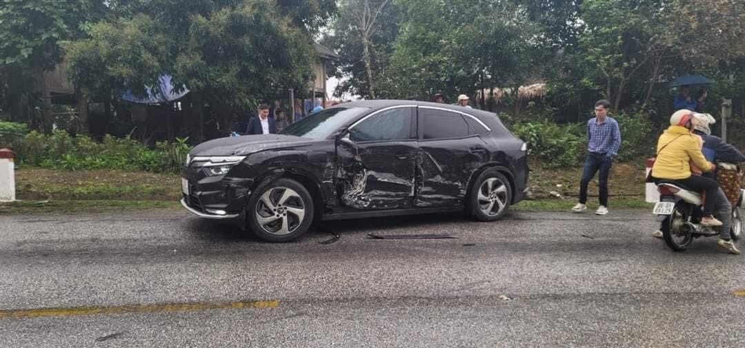 Hiện trạng chiếc VF 8 sau khi va chạm với một xe tải đầu kéo. Ảnh: FB/Phùng Thế Trọng. Hiện trạng chiếc VF 8 sau khi va chạm với một xe tải đầu kéo. Ảnh: FB/Phùng Thế Trọng.