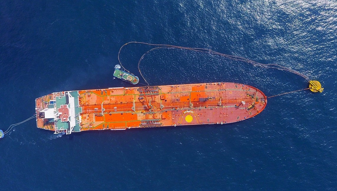 Nhâp dầu thô nguyên liệu từ phao SPM cho NMLD Dung Quất Nhâp dầu thô nguyên liệu từ phao SPM cho NMLD Dung Quất