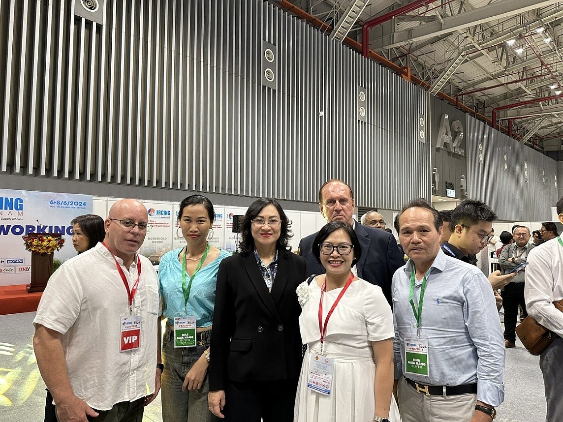 Thứ trưởng Bộ Công Thương Phan Thị Thắng cùng đoàn doanh nghiệp Áo và đại diện cơ quan Thương vụ tại Hội chợ Vietnam International Sourcing 2024 Ảnh: Thương vụ cung cấp Thứ trưởng Bộ Công Thương Phan Thị Thắng cùng đoàn doanh nghiệp Áo và đại diện cơ quan Thương vụ tại Hội chợ Vietnam International Sourcing 2024 Ảnh: Thương vụ cung cấp