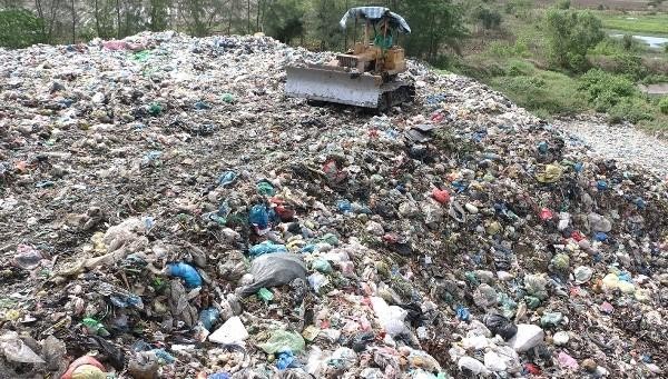 Bãi rác Tân Tạo tại Tân Tạo tại thị trấn Châu Hưng, huyện Vĩnh Lợi luôn trong tình trạng quá tải (Ảnh BLO). Bãi rác Tân Tạo tại Tân Tạo tại thị trấn Châu Hưng, huyện Vĩnh Lợi luôn trong tình trạng quá tải (Ảnh BLO).