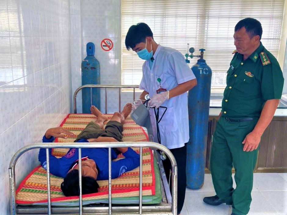 Bà Rịa - Vũng Tàu: Chìm tàu cá, 5 ngư dân ôm can nhựa trôi dạt trên biển Bà Rịa - Vũng Tàu: Chìm tàu cá, 5 ngư dân ôm can nhựa trôi dạt trên biển