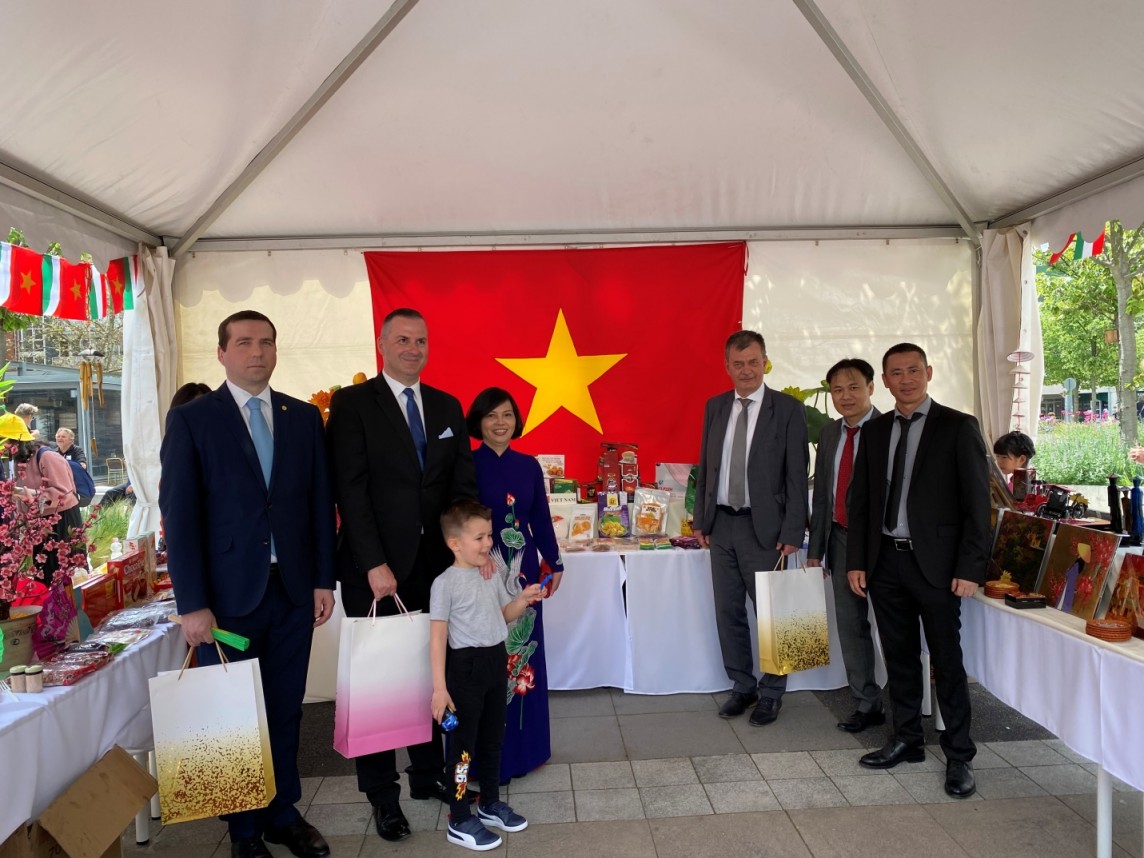 Cộng đồng người Việt Nam tại Hungary: Phát huy vai trò cầu nối, thúc đẩy tăng trưởng kinh tế Cộng đồng người Việt Nam tại Hungary: Phát huy vai trò cầu nối, thúc đẩy tăng trưởng kinh tế