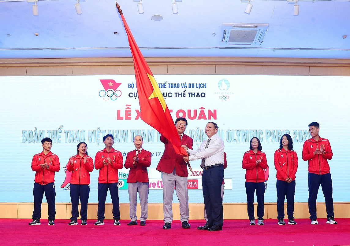 Bộ trưởng Nguyễn Văn Hùng trao cờ Tổ quốc cho Trưởng đoàn Đặng Hà Việt