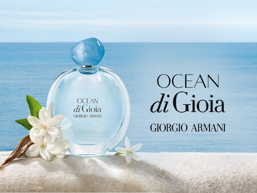 Giorgio Armani tạo nên hình ảnh của người phụ nữ hiện đại nhưng nhu mì, đằm thắm. Giorgio Armani tạo nên hình ảnh của người phụ nữ hiện đại nhưng nhu mì, đằm thắm.