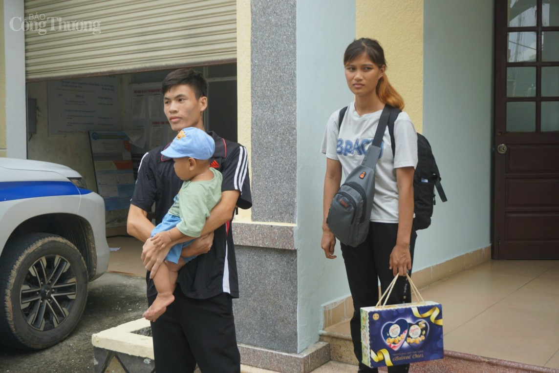 Vụ vợ chồng đi bộ về quê: Chủ thầu ở Bình Dương hứa sẽ trả tiền và xin không truy cứu Vụ vợ chồng đi bộ về quê: Chủ thầu ở Bình Dương hứa sẽ trả tiền và xin không truy cứu