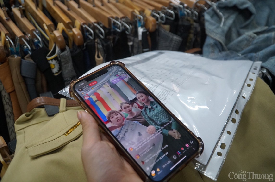Tiểu thương chợ truyền thống Đà Nẵng loay hoay livestream bán hàng Tiểu thương chợ truyền thống Đà Nẵng loay hoay livestream bán hàng