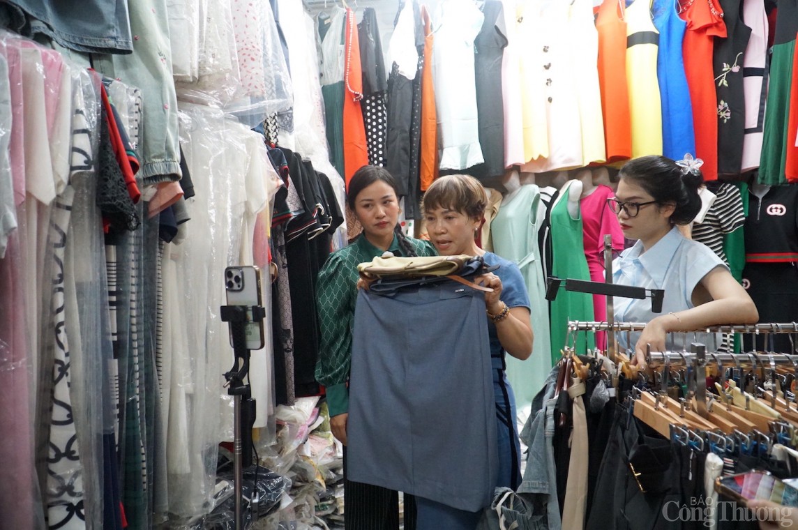 Tiểu thương chợ truyền thống Đà Nẵng loay hoay livestream bán hàng Tiểu thương chợ truyền thống Đà Nẵng loay hoay livestream bán hàng