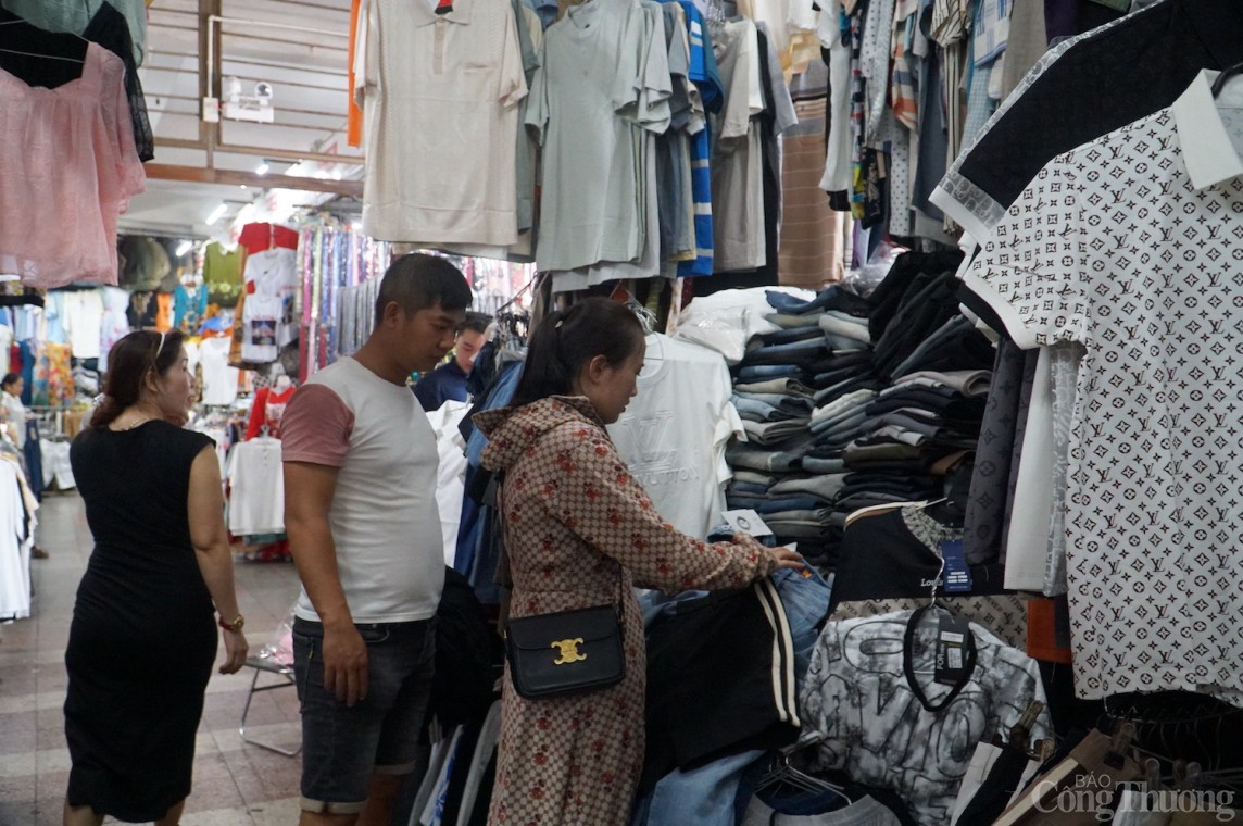 Tiểu thương chợ truyền thống Đà Nẵng loay hoay livestream bán hàng Tiểu thương chợ truyền thống Đà Nẵng loay hoay livestream bán hàng