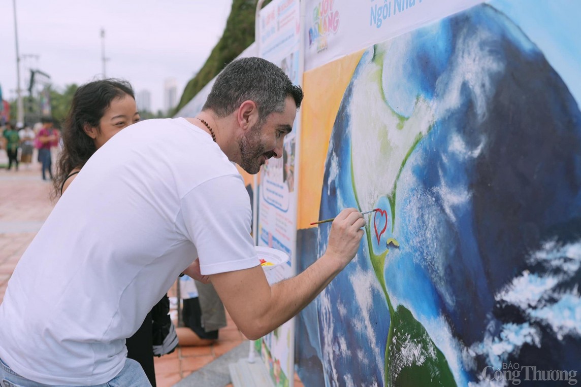 Bức tranh khổng lồ tại bãi biển Đà Nẵng được vẽ bởi trẻ em và du khách Bức tranh khổng lồ tại bãi biển Đà Nẵng được vẽ bởi trẻ em và du khách