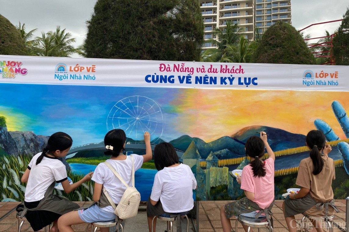 Bức tranh khổng lồ tại bãi biển Đà Nẵng được vẽ bởi trẻ em và du khách Bức tranh khổng lồ tại bãi biển Đà Nẵng được vẽ bởi trẻ em và du khách
