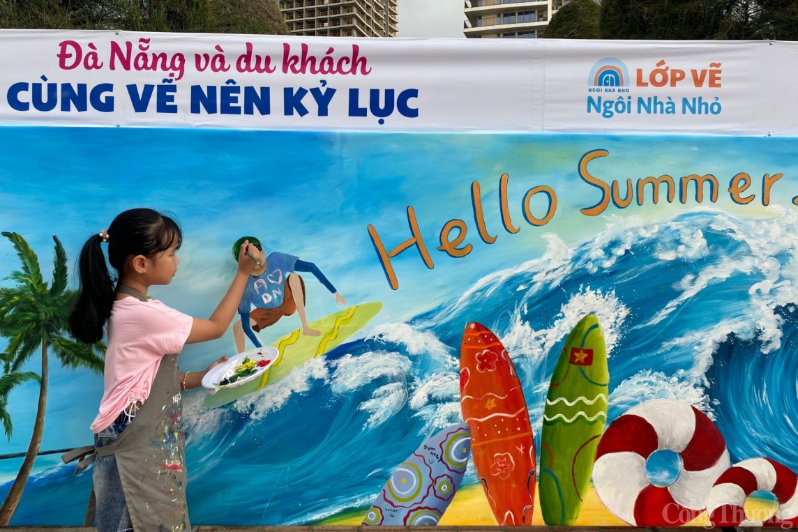 Bức tranh khổng lồ tại bãi biển Đà Nẵng được vẽ bởi trẻ em và du khách Bức tranh khổng lồ tại bãi biển Đà Nẵng được vẽ bởi trẻ em và du khách