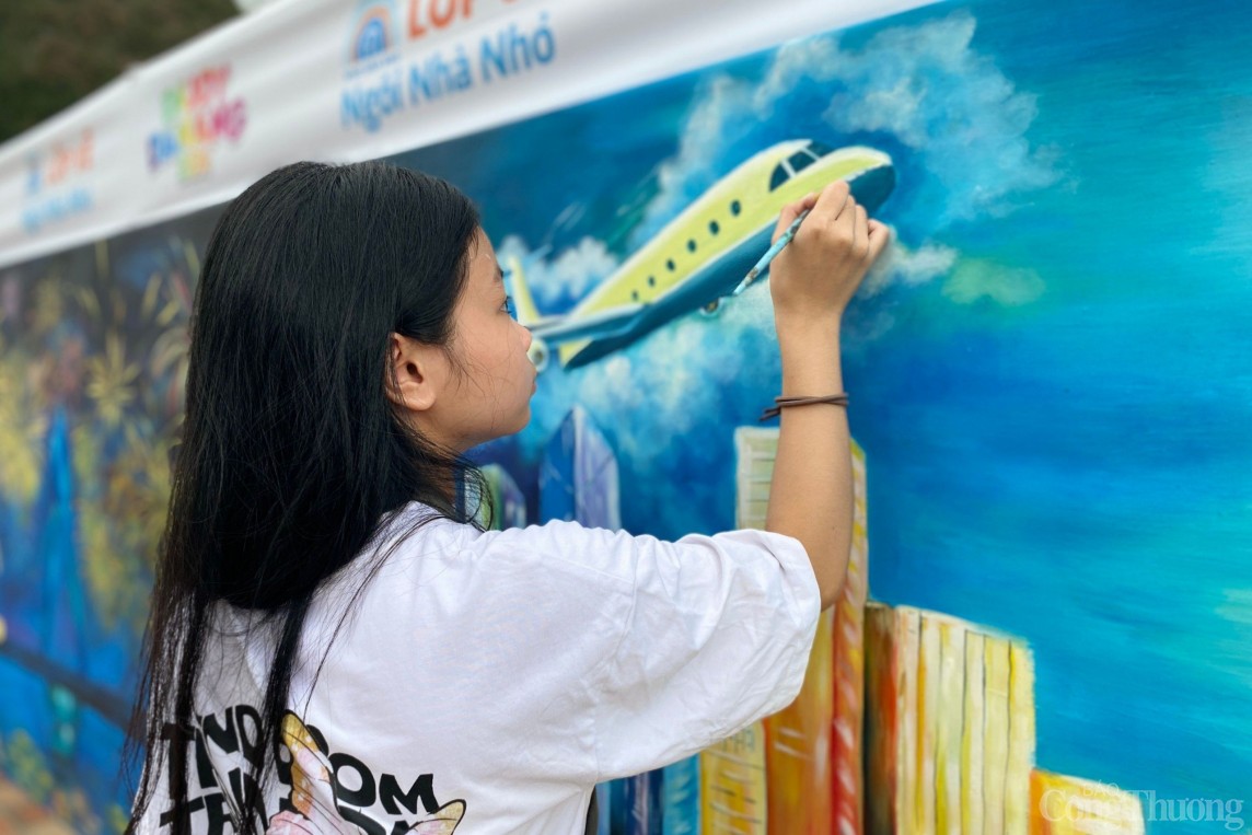 Bức tranh khổng lồ tại bãi biển Đà Nẵng được vẽ bởi trẻ em và du khách Bức tranh khổng lồ tại bãi biển Đà Nẵng được vẽ bởi trẻ em và du khách