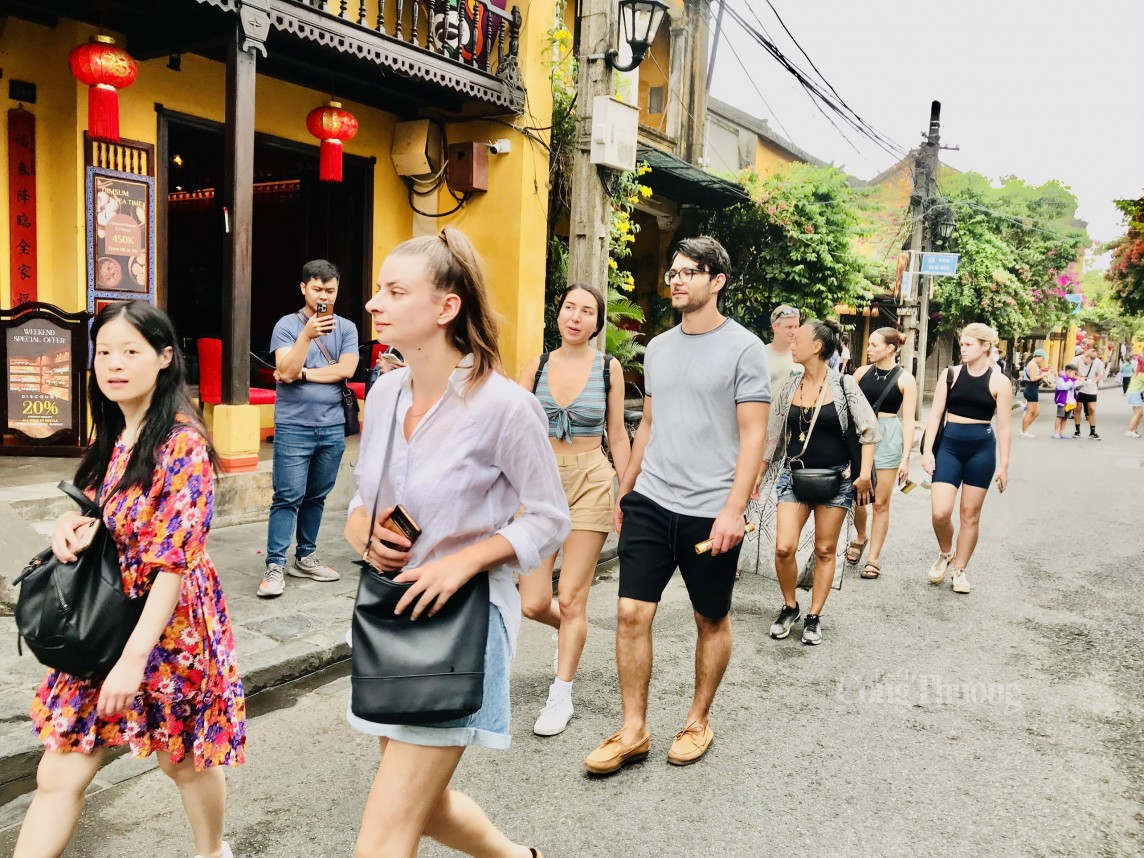 Khách du lịch châu Âu tại Hội An. Ảnh: Hoa Quỳnh