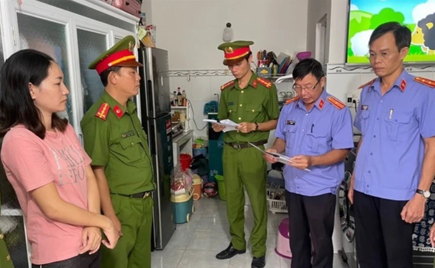 Cơ quan điều tra thi hành lệnh bắt tạm giam Bùi Thị Phương Nga Cơ quan điều tra thi hành lệnh bắt tạm giam Bùi Thị Phương Nga